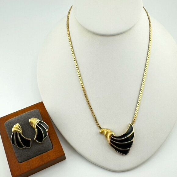 Vintage Trifari Black Enamel Gold Tone Nautical Seashell Wave Necklace Earrings - Picture 1 of 6